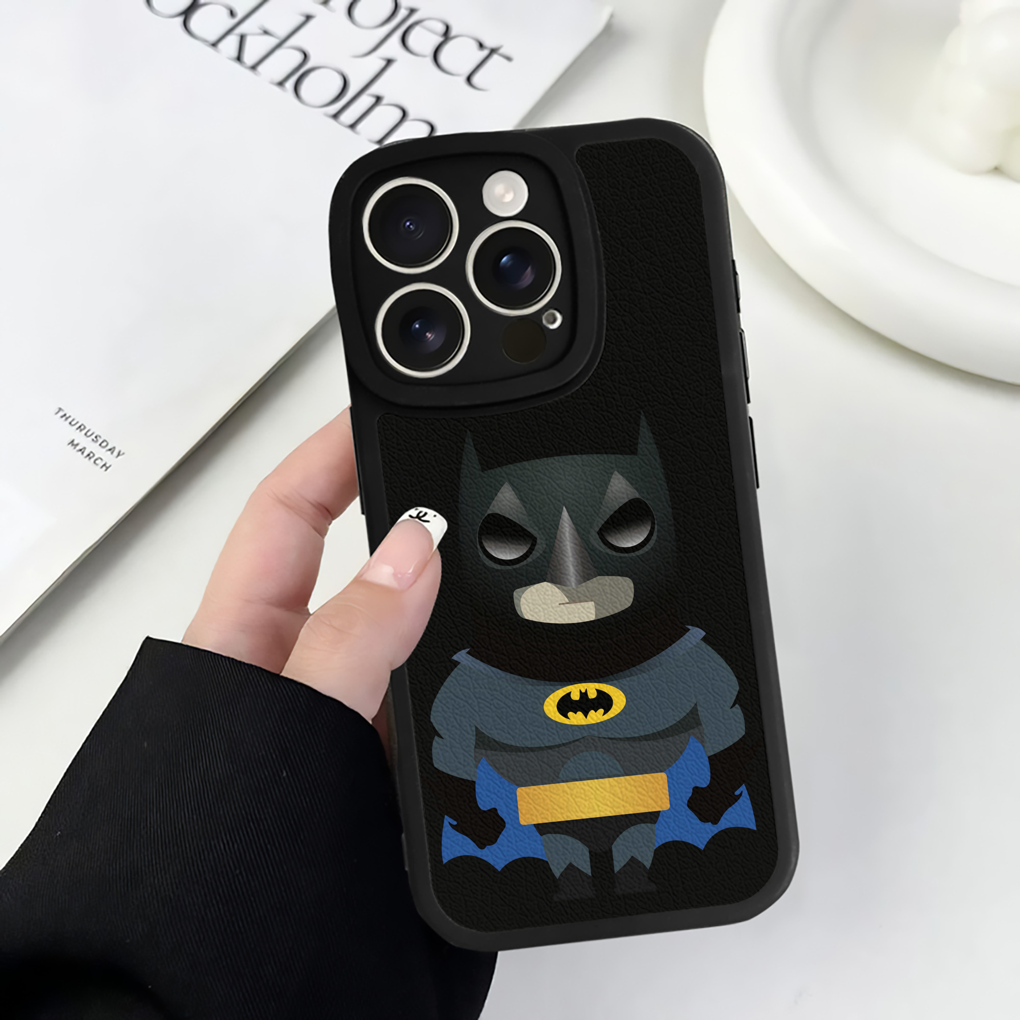 （画像用） アベンジャーズ The Avengers 【iPhone 16シリーズ対応】シリコンスマホケース（レザー調） 材質：シリコン